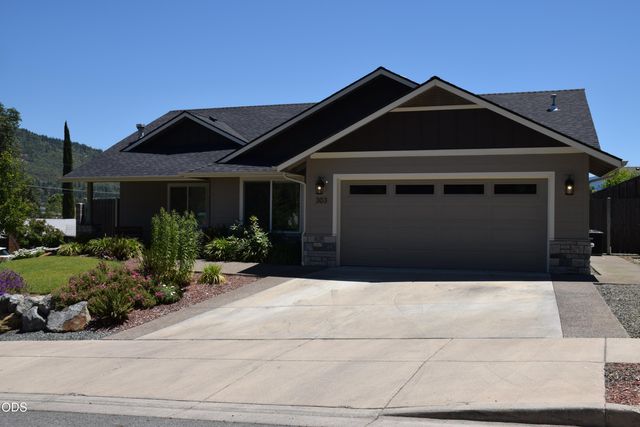 303 NW Collette Way, Grants Pass, OR 97526