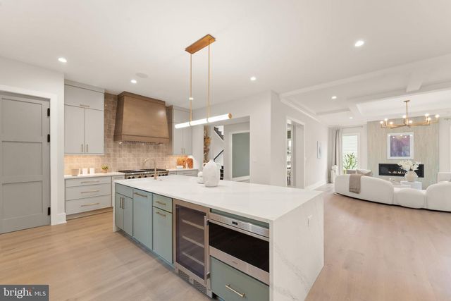208 ELM ST SW, Vienna, VA 22180