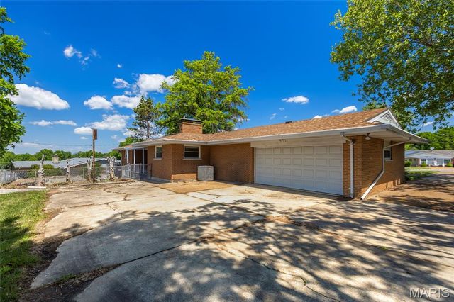 10000 Stonell Drive, Affton, MO 63123