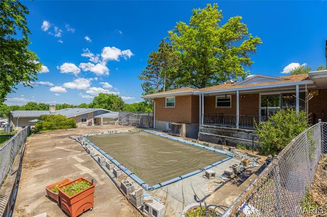 10000 Stonell Drive, Affton, MO 63123