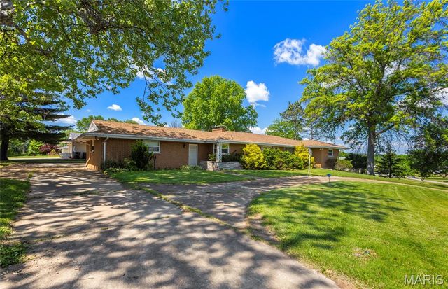 10000 Stonell Drive, Affton, MO 63123