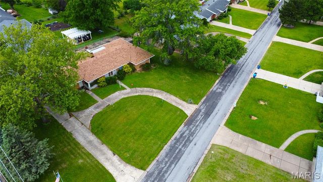 10000 Stonell Drive, Affton, MO 63123