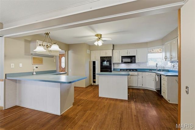 10000 Stonell Drive, Affton, MO 63123