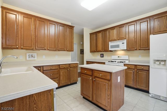 811 Holly Ln 811, Cedar Grove Twp., NJ 07009