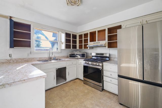 110 Lake Point Dr, Gallatin, TN 37066