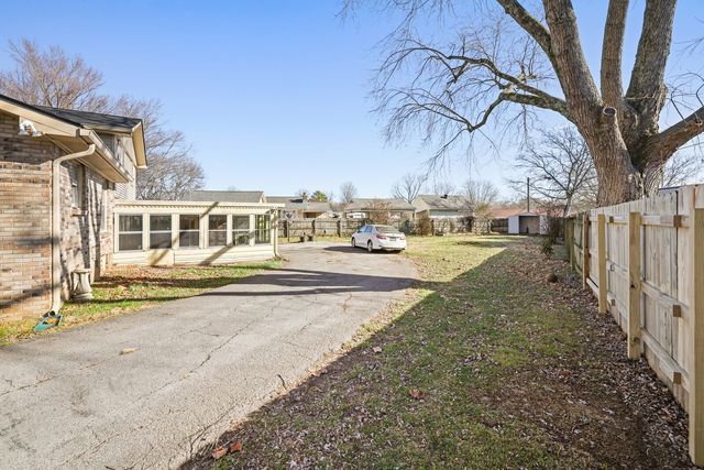 110 Lake Point Dr, Gallatin, TN 37066