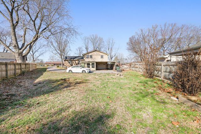 110 Lake Point Dr, Gallatin, TN 37066