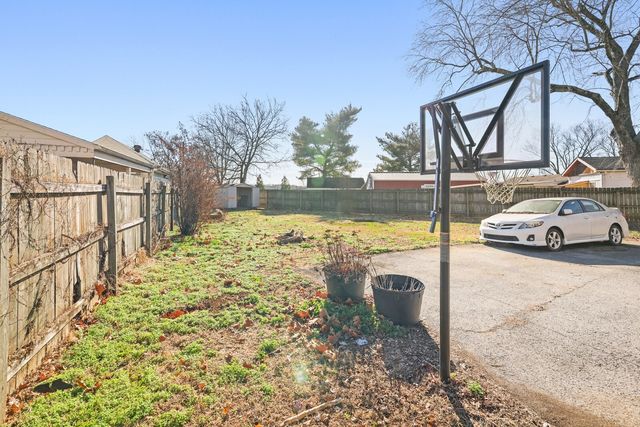 110 Lake Point Dr, Gallatin, TN 37066