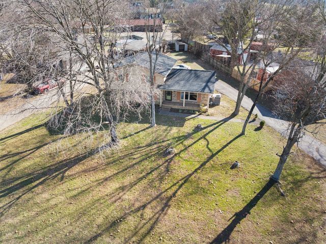 110 Lake Point Dr, Gallatin, TN 37066