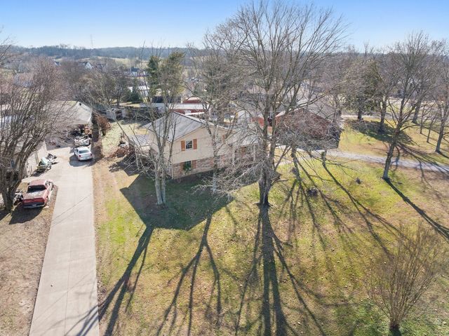 110 Lake Point Dr, Gallatin, TN 37066