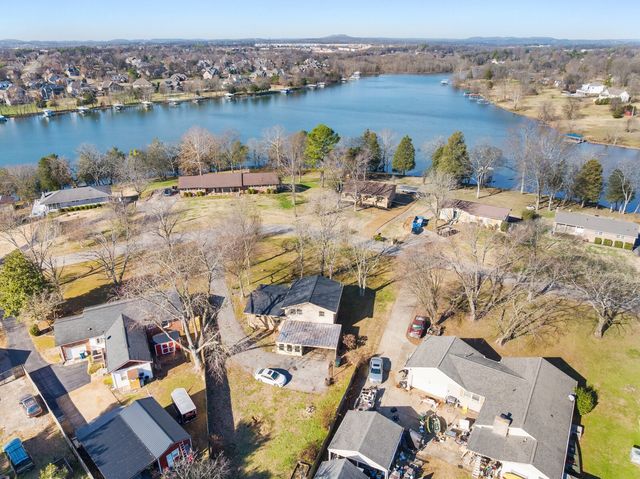 110 Lake Point Dr, Gallatin, TN 37066