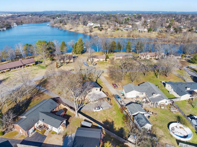 110 Lake Point Dr, Gallatin, TN 37066