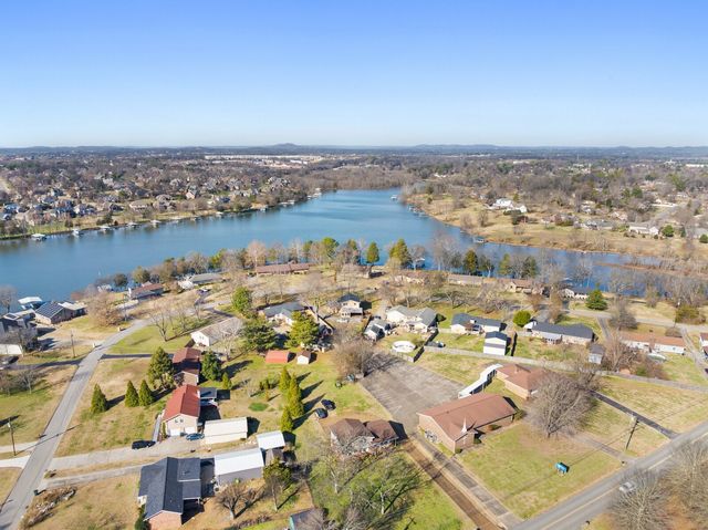 110 Lake Point Dr, Gallatin, TN 37066