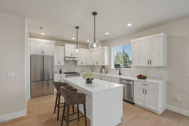 60927 SE Apollo Place, Bend, OR 97702