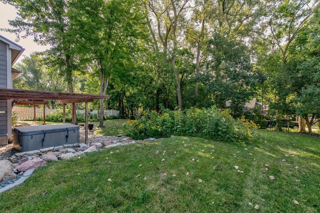15160 New York Circle, Clive, IA 50325