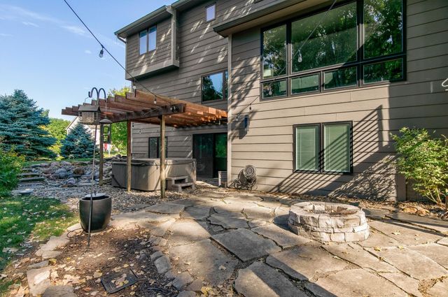 15160 New York Circle, Clive, IA 50325