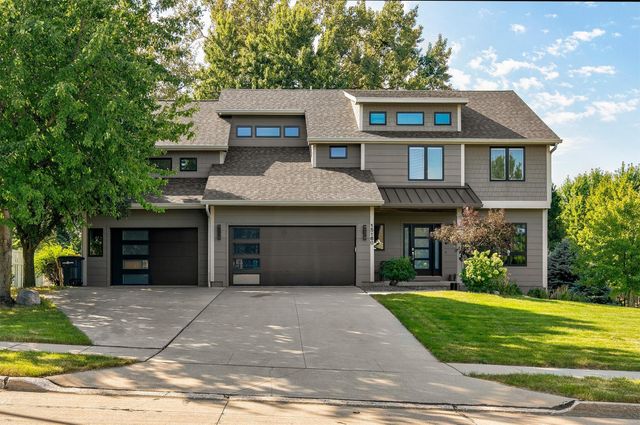 15160 New York Circle, Clive, IA 50325
