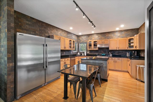 15160 New York Circle, Clive, IA 50325