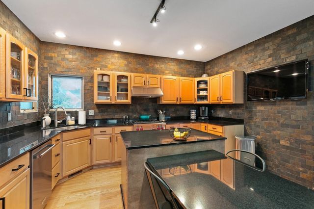 15160 New York Circle, Clive, IA 50325