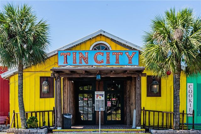 2100 Curtis ST, Naples, FL 34112