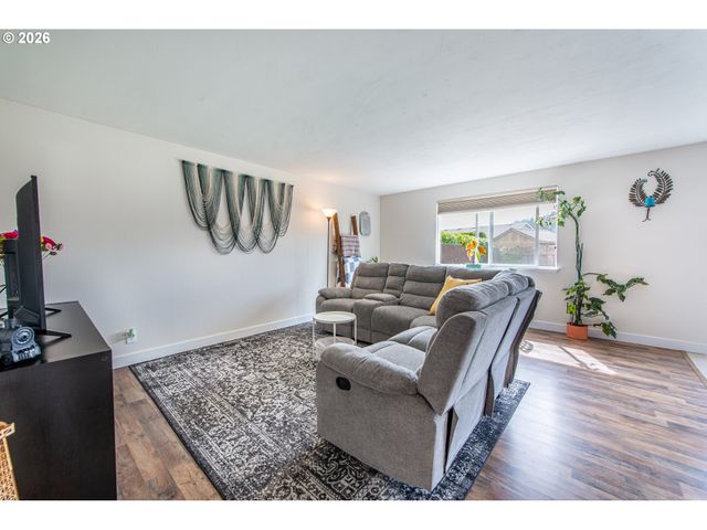 1121 CEDAR Pl, Creswell, OR 97426