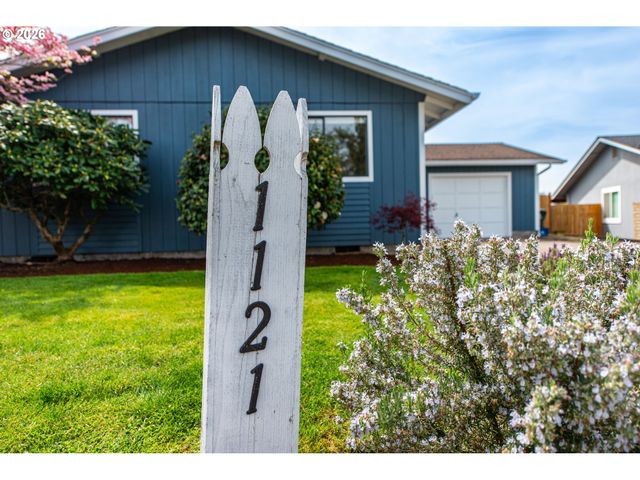 1121 CEDAR Pl, Creswell, OR 97426
