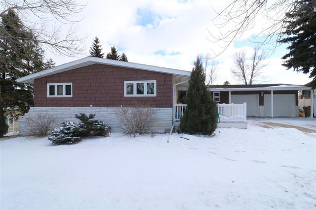 2017 Ida Mae Court, Minot, ND 58703