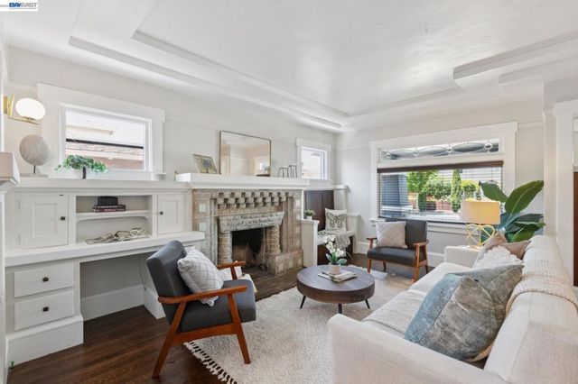2724 Seminary Ave, Oakland, CA 94605