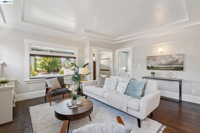 2724 Seminary Ave, Oakland, CA 94605