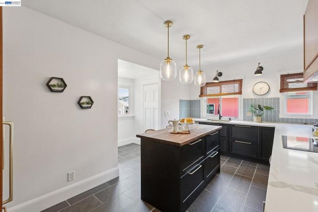 2724 Seminary Ave, Oakland, CA 94605