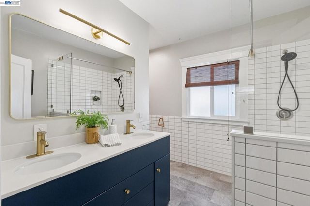 2724 Seminary Ave, Oakland, CA 94605