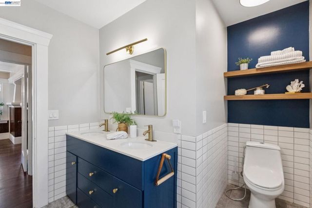 2724 Seminary Ave, Oakland, CA 94605