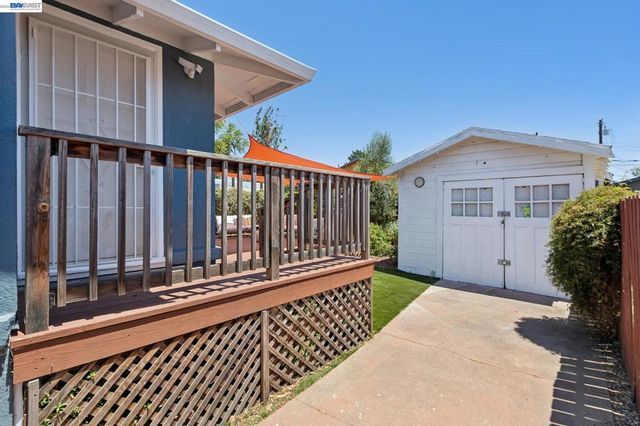2724 Seminary Ave, Oakland, CA 94605