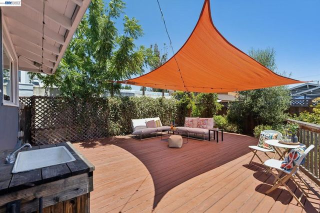 2724 Seminary Ave, Oakland, CA 94605