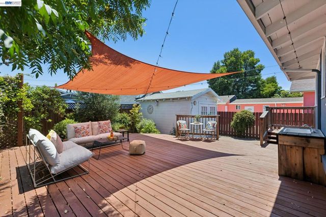 2724 Seminary Ave, Oakland, CA 94605