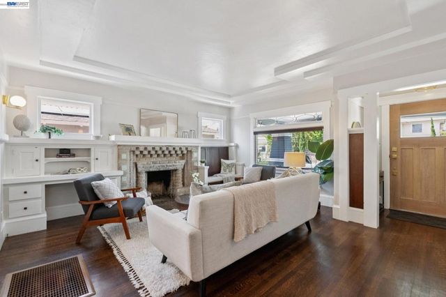 2724 Seminary Ave, Oakland, CA 94605