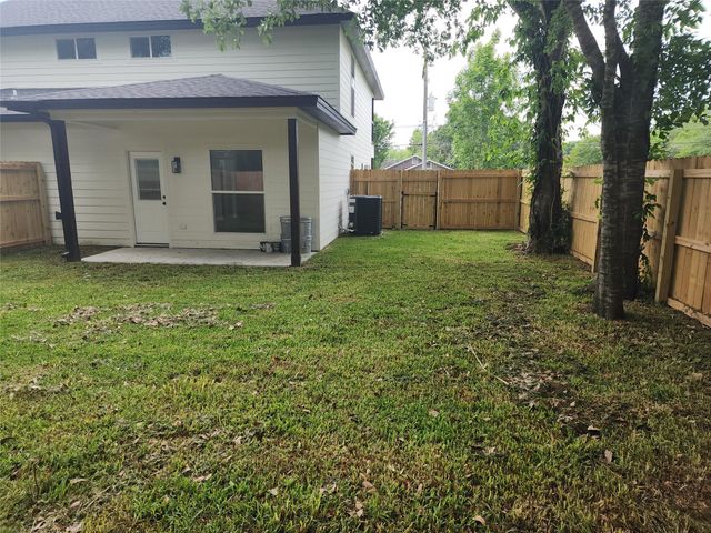 2651 Beaumont Avenue A, Liberty, TX 77575