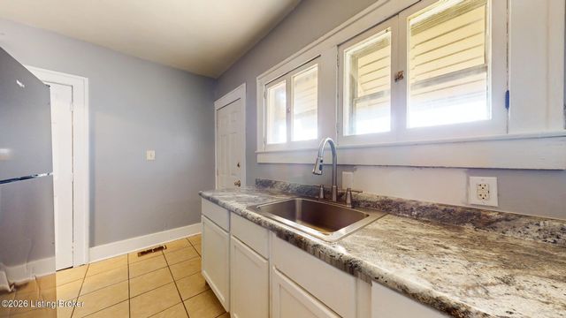 2730 Chase Ct, Louisville, KY 40211