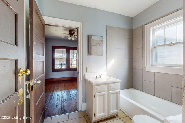 2730 Chase Ct, Louisville, KY 40211