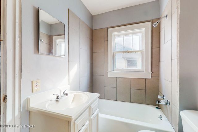 2730 Chase Ct, Louisville, KY 40211