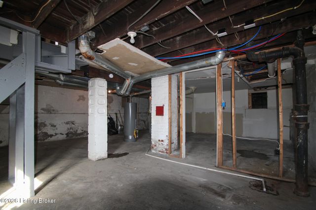 2730 Chase Ct, Louisville, KY 40211