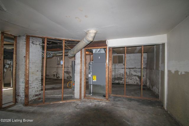 2730 Chase Ct, Louisville, KY 40211