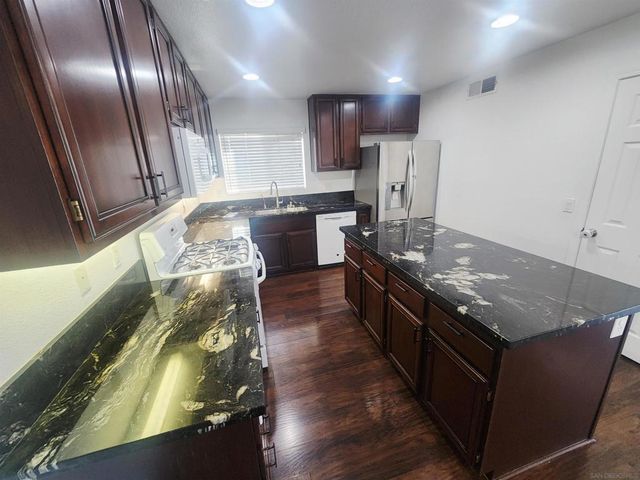 1330 Wendell Cutting Ct, El Cajon, CA 92021