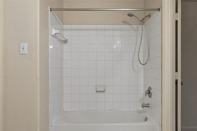 9515 Summer Laurel Lane, Houston, TX 77088