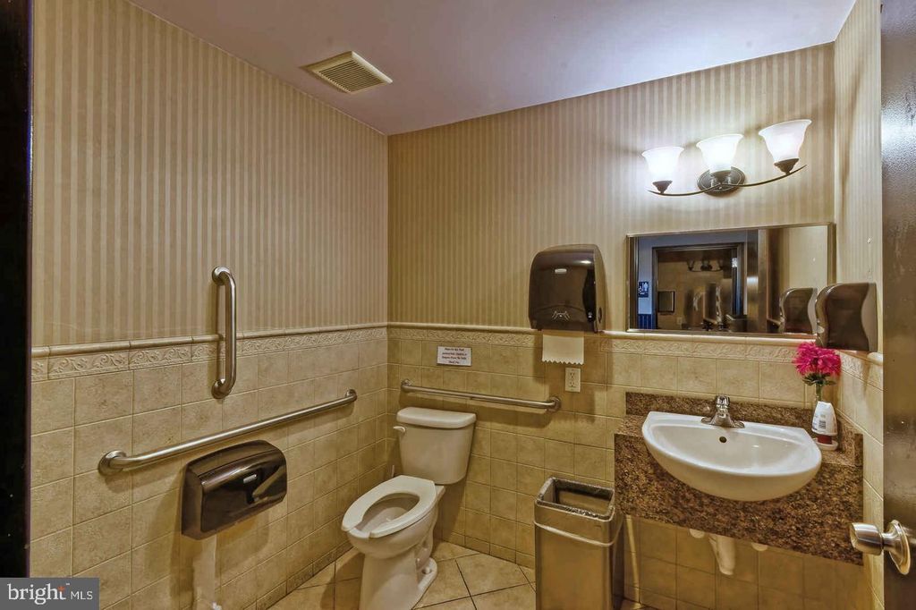 Image 18 of property listing at 528 N HARDING HWY, Vineland, NJ 08360