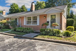 12 Robin Hood Lane 12, Northfield, IL 60093