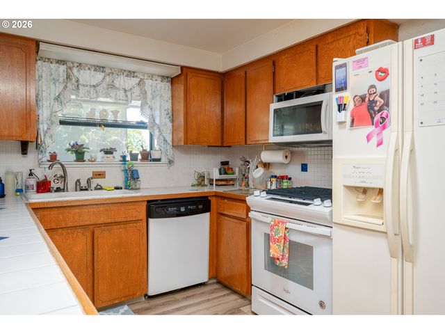 1560 Ne COCHRAN Dr, Gresham, OR 97030