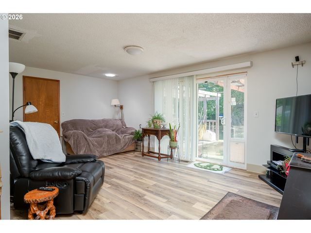 1560 Ne COCHRAN Dr, Gresham, OR 97030