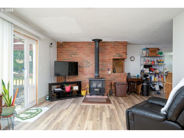 1560 Ne COCHRAN Dr, Gresham, OR 97030
