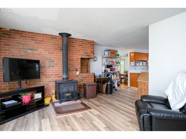1560 Ne COCHRAN Dr, Gresham, OR 97030